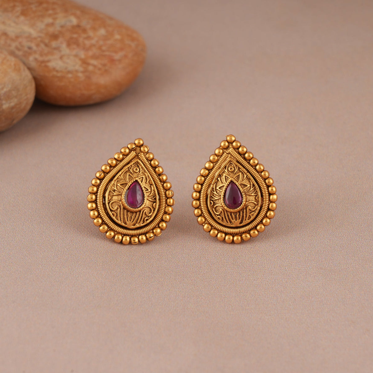 Amazing antique gold pear shaped antique gold pendant set