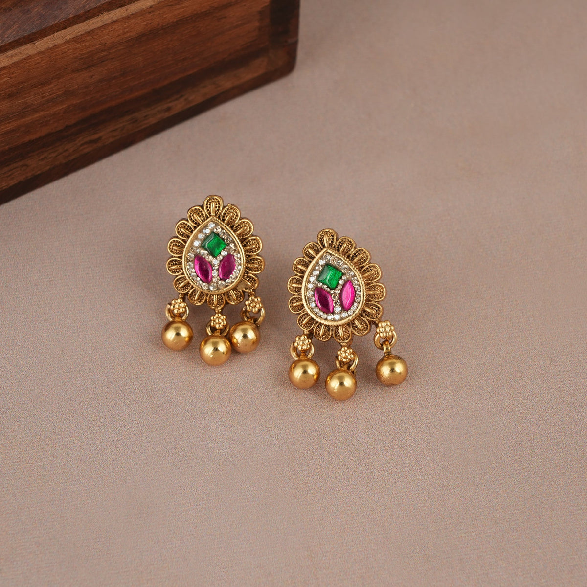 Cute antique gold stone pendant set with earring