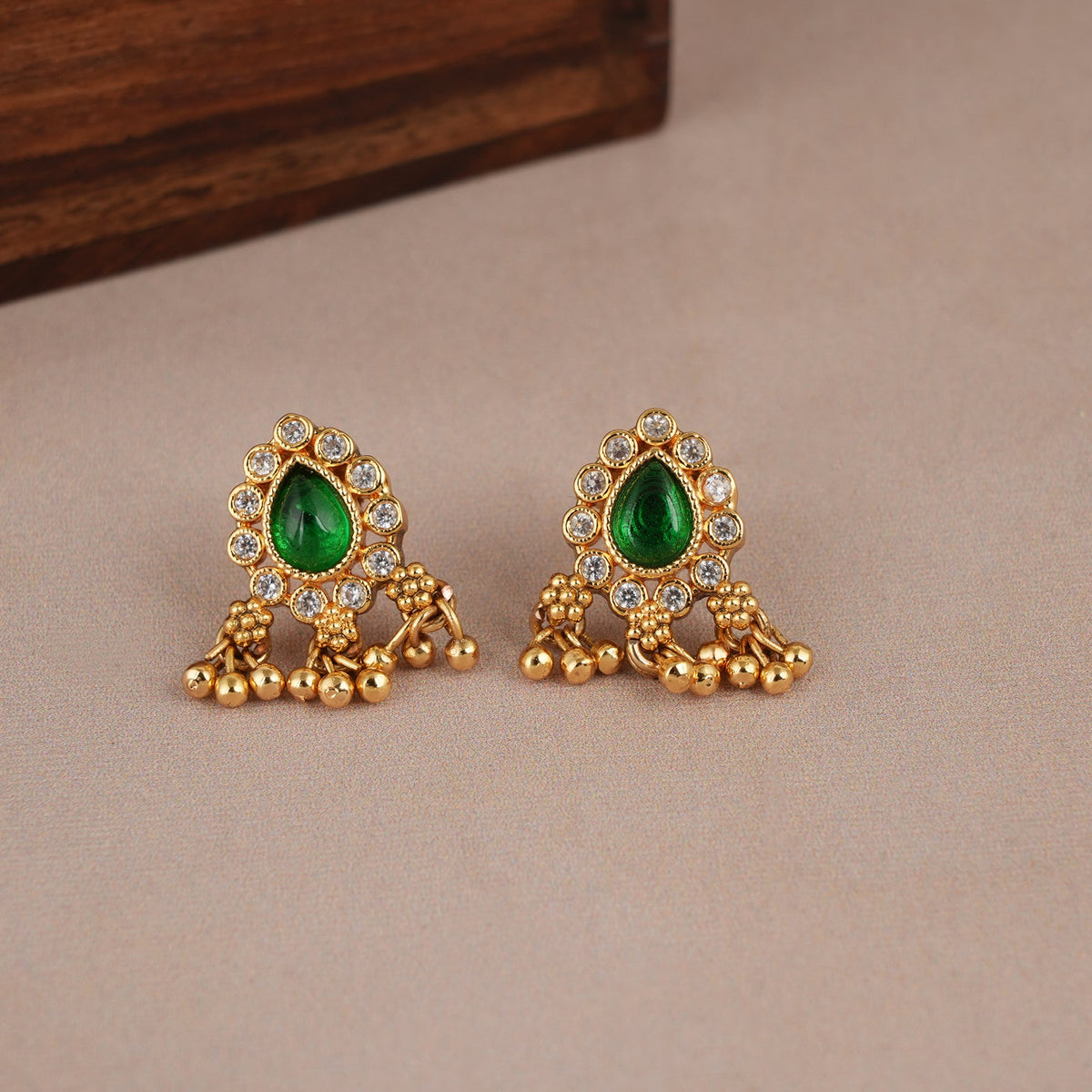 Stunning antique gold side brooch mala necklace set