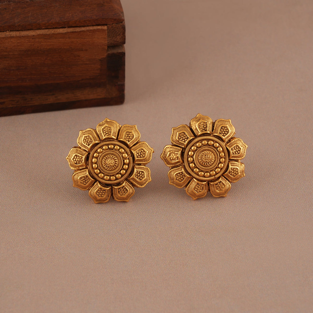 Beautiful antique gold plain necklace set