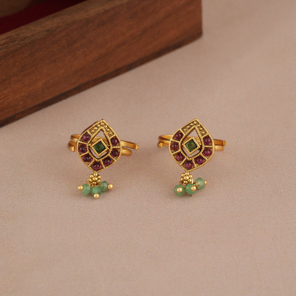 Stone antique gold plated toe ring