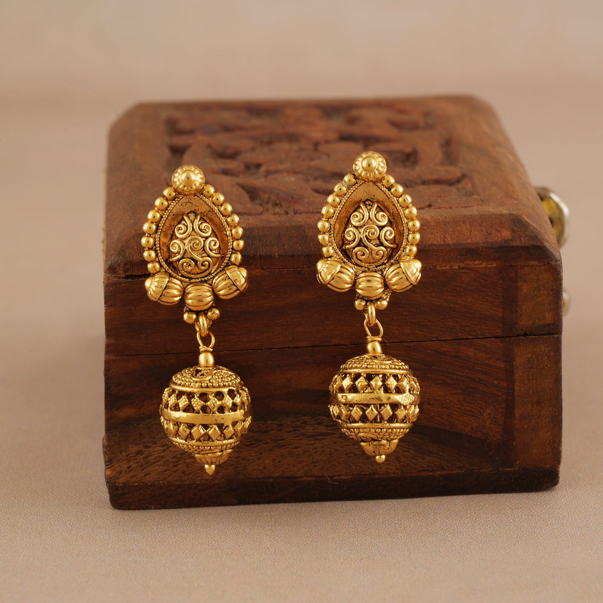 Stunning plain antique gold ball necklace set