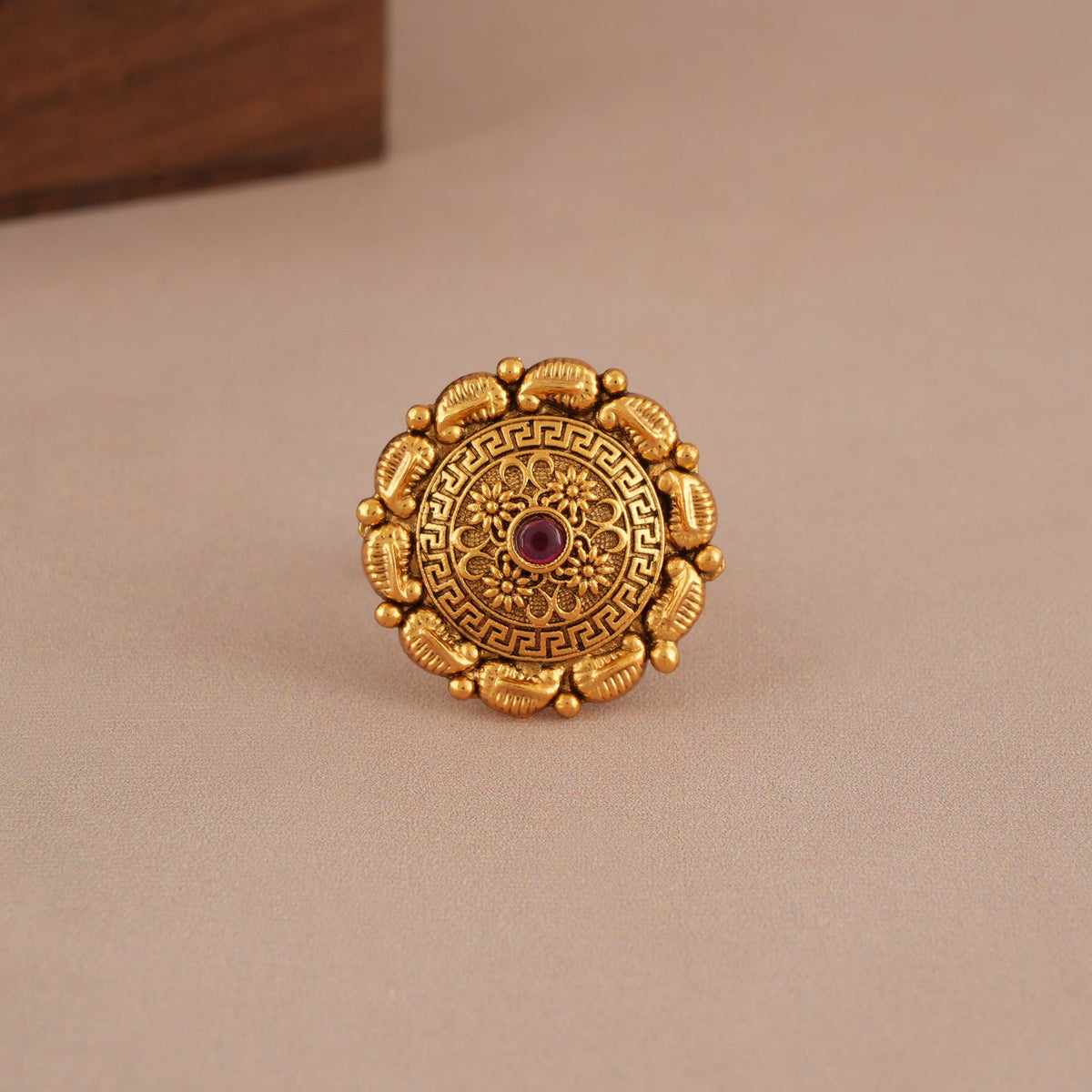 Cute antique gold plated carved finger ring