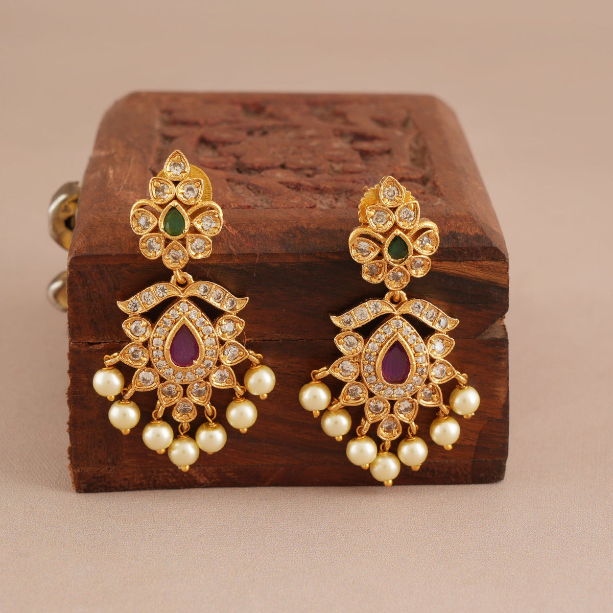 Stunning pearl antique gold stone pendant set