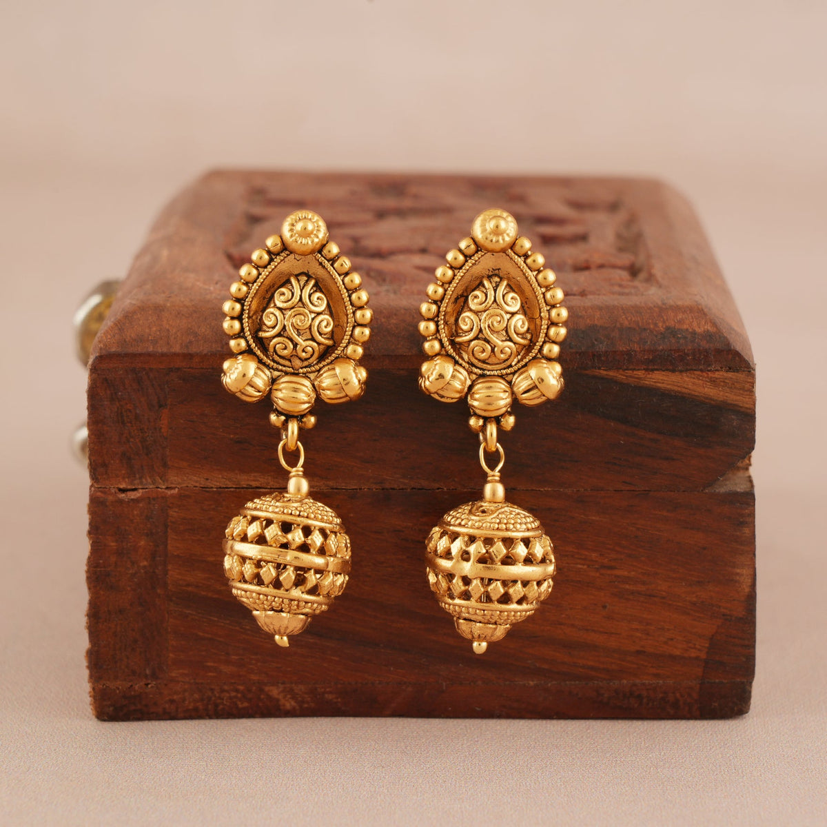Beautiful plain antique gold necklace choker set