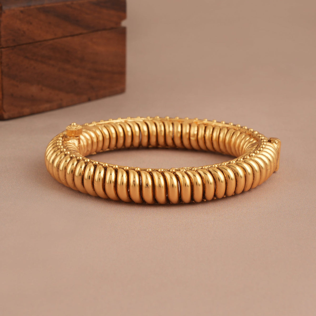 Beautiful plain antique gold pacheli kada
