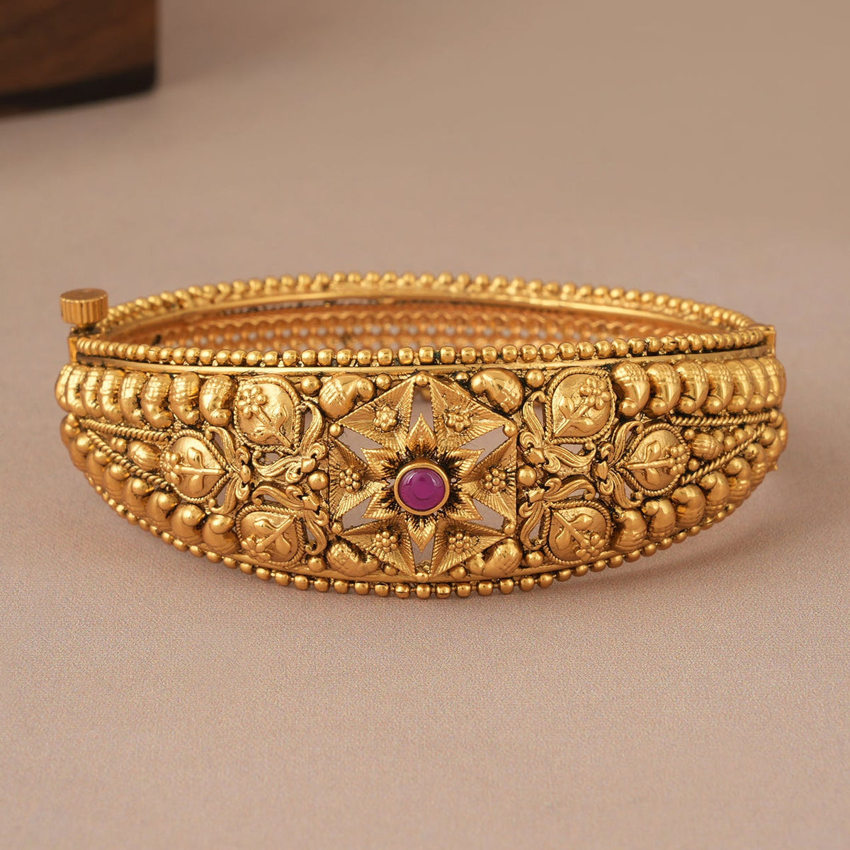 Stunning antique gold openable kada