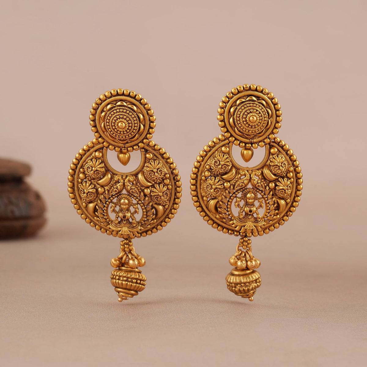 Auspicious antique gold plain intricate maa lakshmi choker necklace set