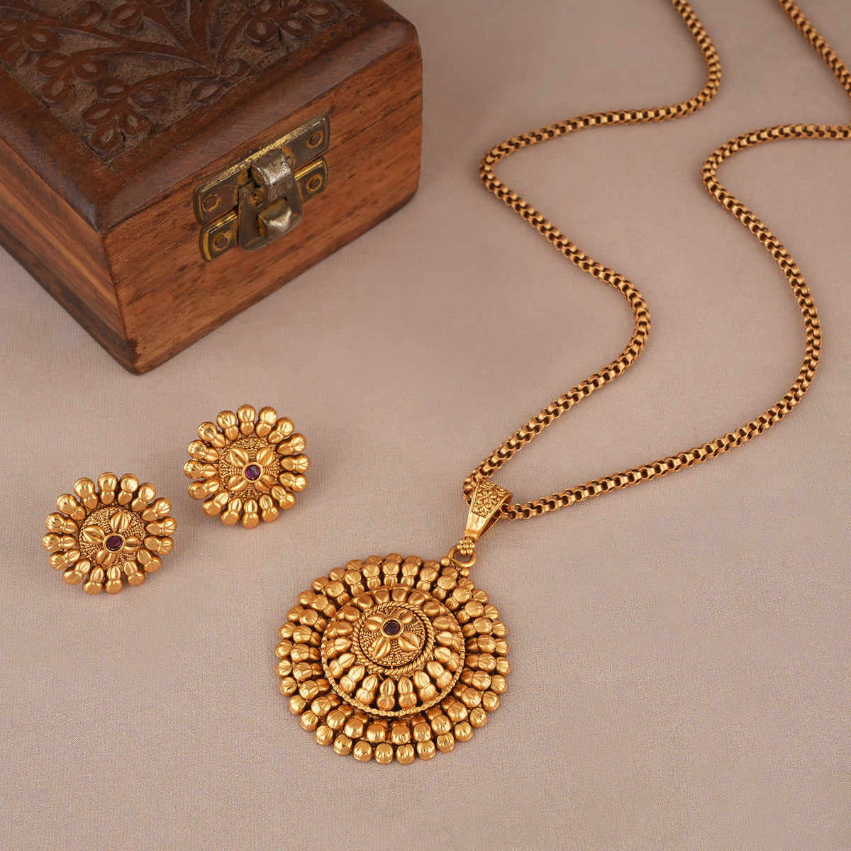 Beautiful floral antique gold pendant set with earring