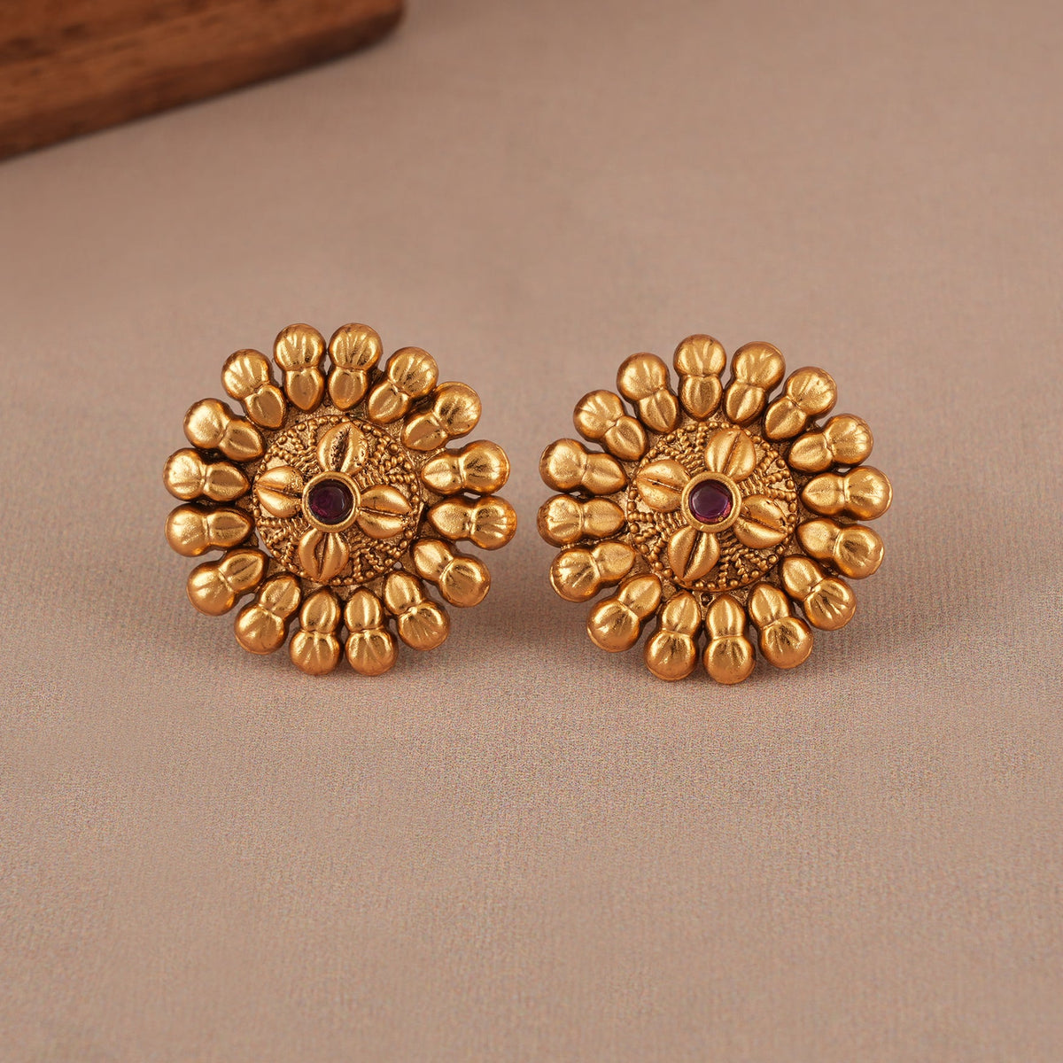Beautiful floral antique gold pendant set with earring