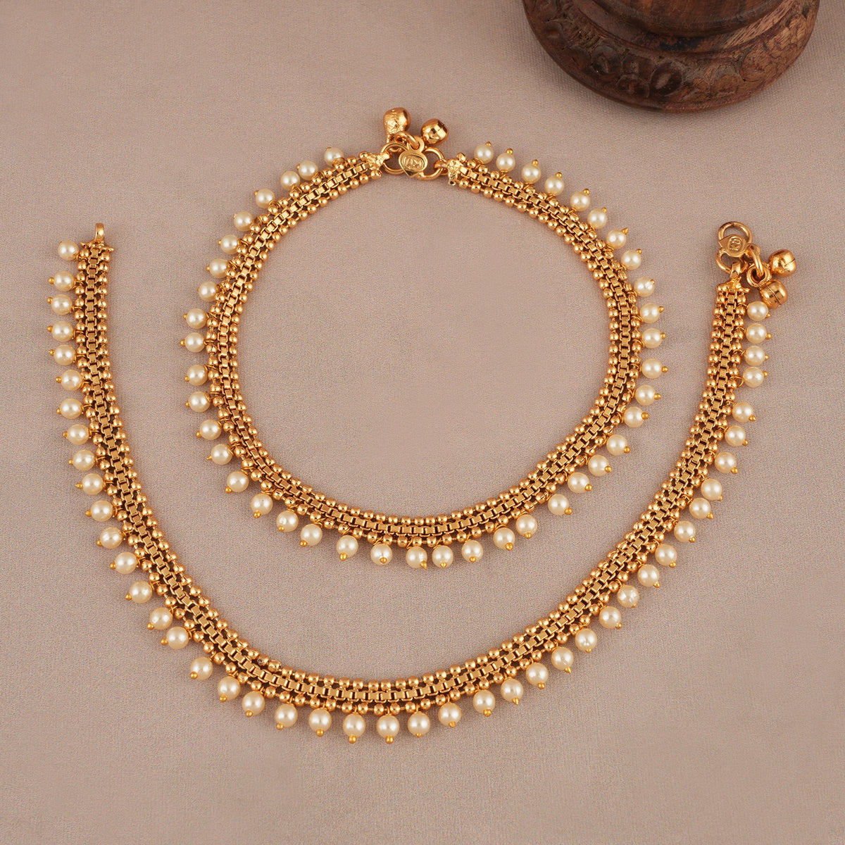 Stunning pearl line antique gold anklet