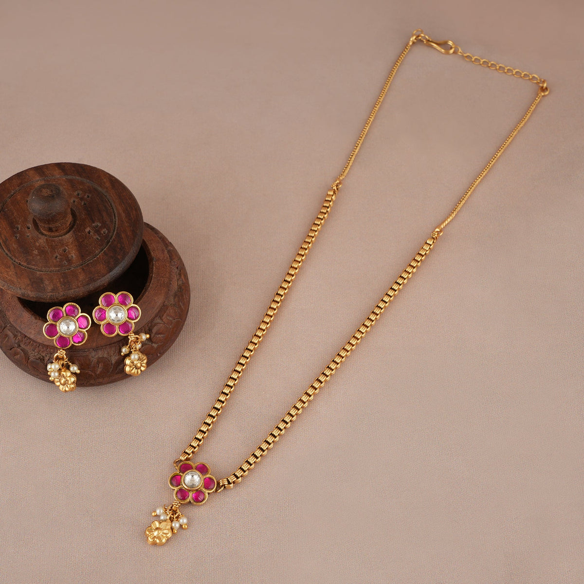 Delicate floral antique gold stone pendant necklace set
