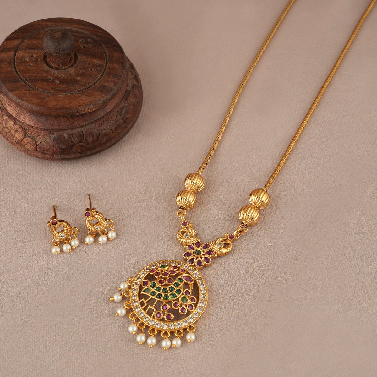 Beautiful elegant gold stone pendant set
