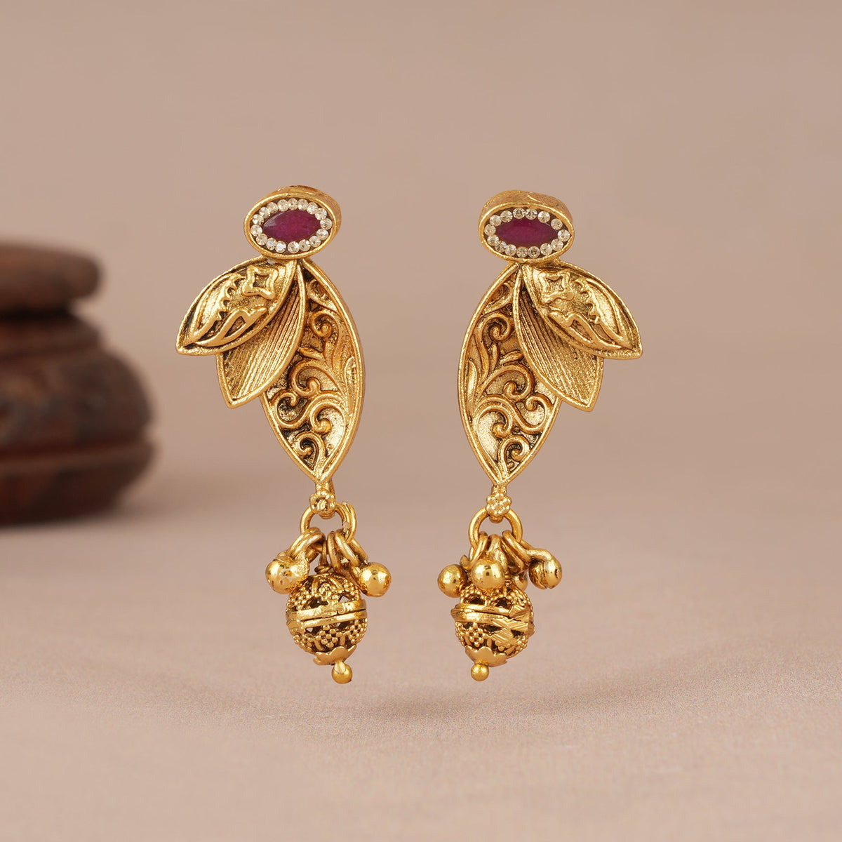 Sleek stone antique gold mangalsutra set