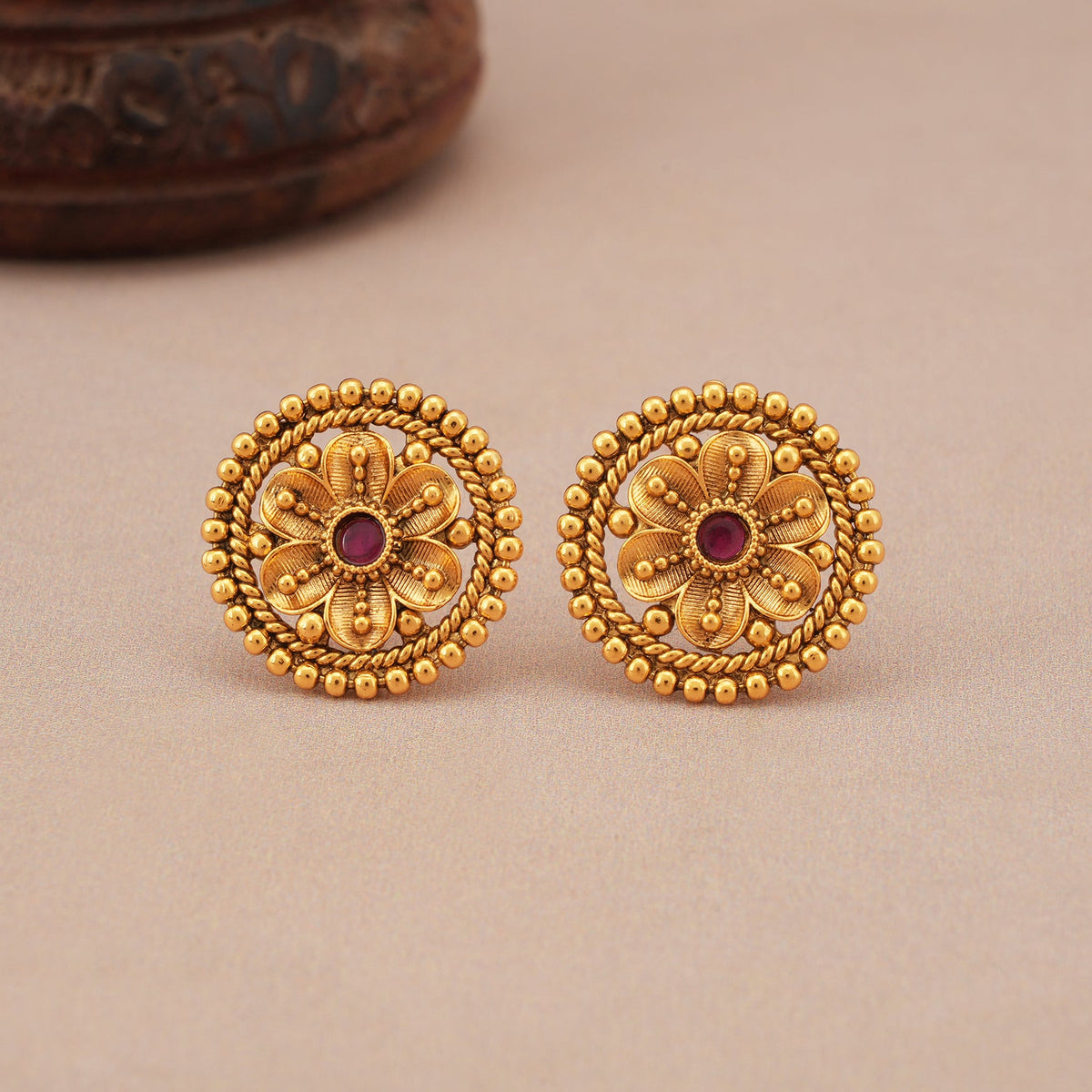 Antique gold floral stone stud earring