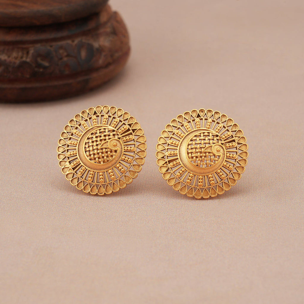 Stunning plain peacock gold stud