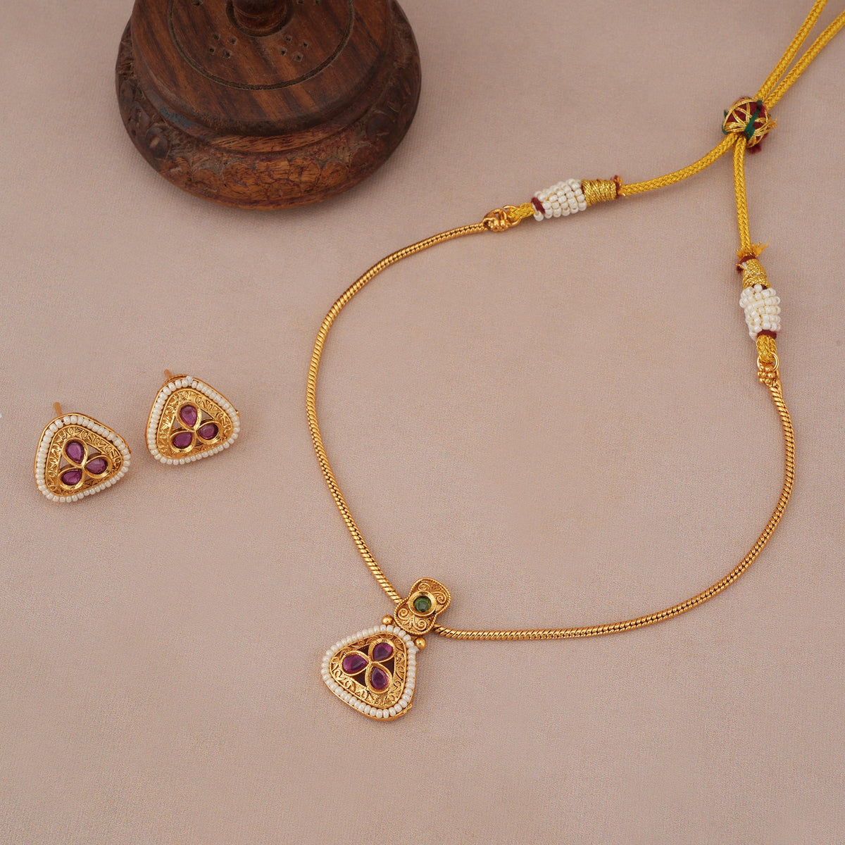 Elegant stone antique gold necklace set