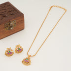 Stunning muticolor gold pendant set