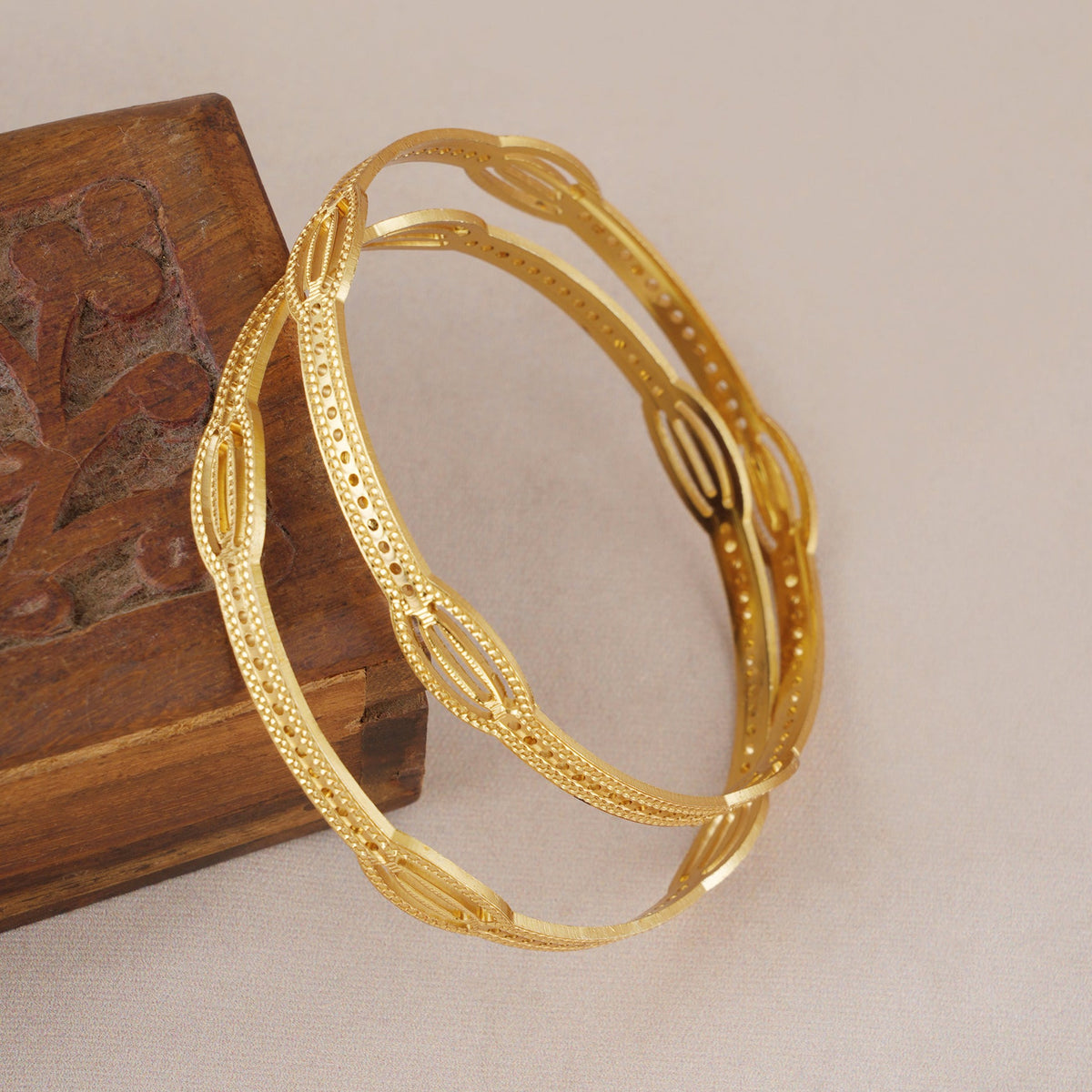 Elegant gold plated bangle set