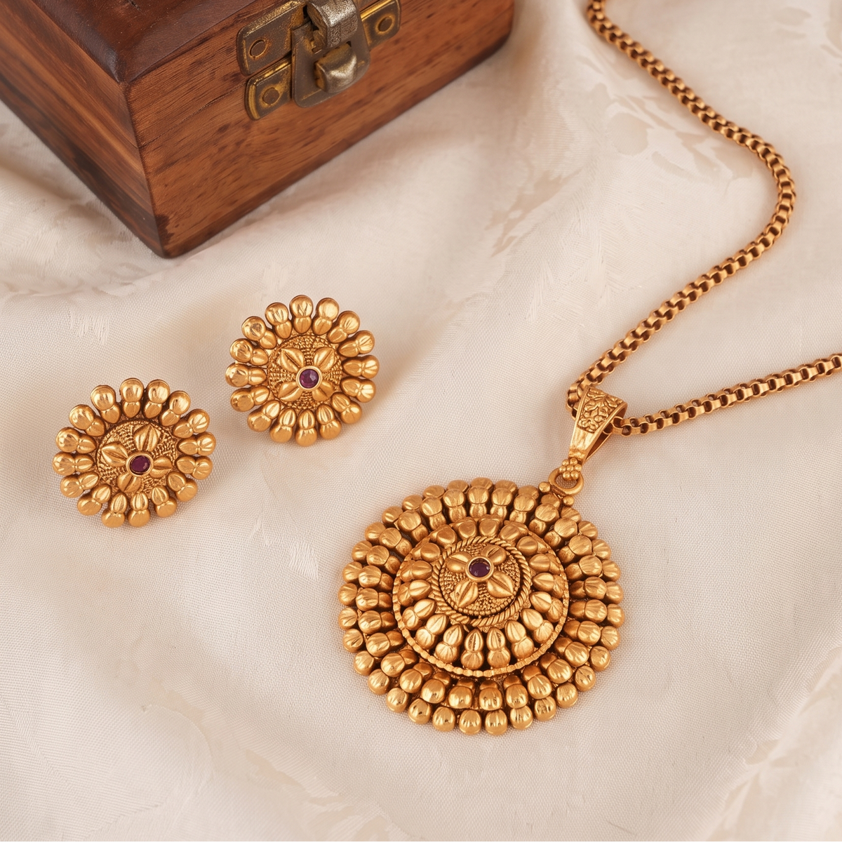 Beautiful floral antique gold pendant set with earring